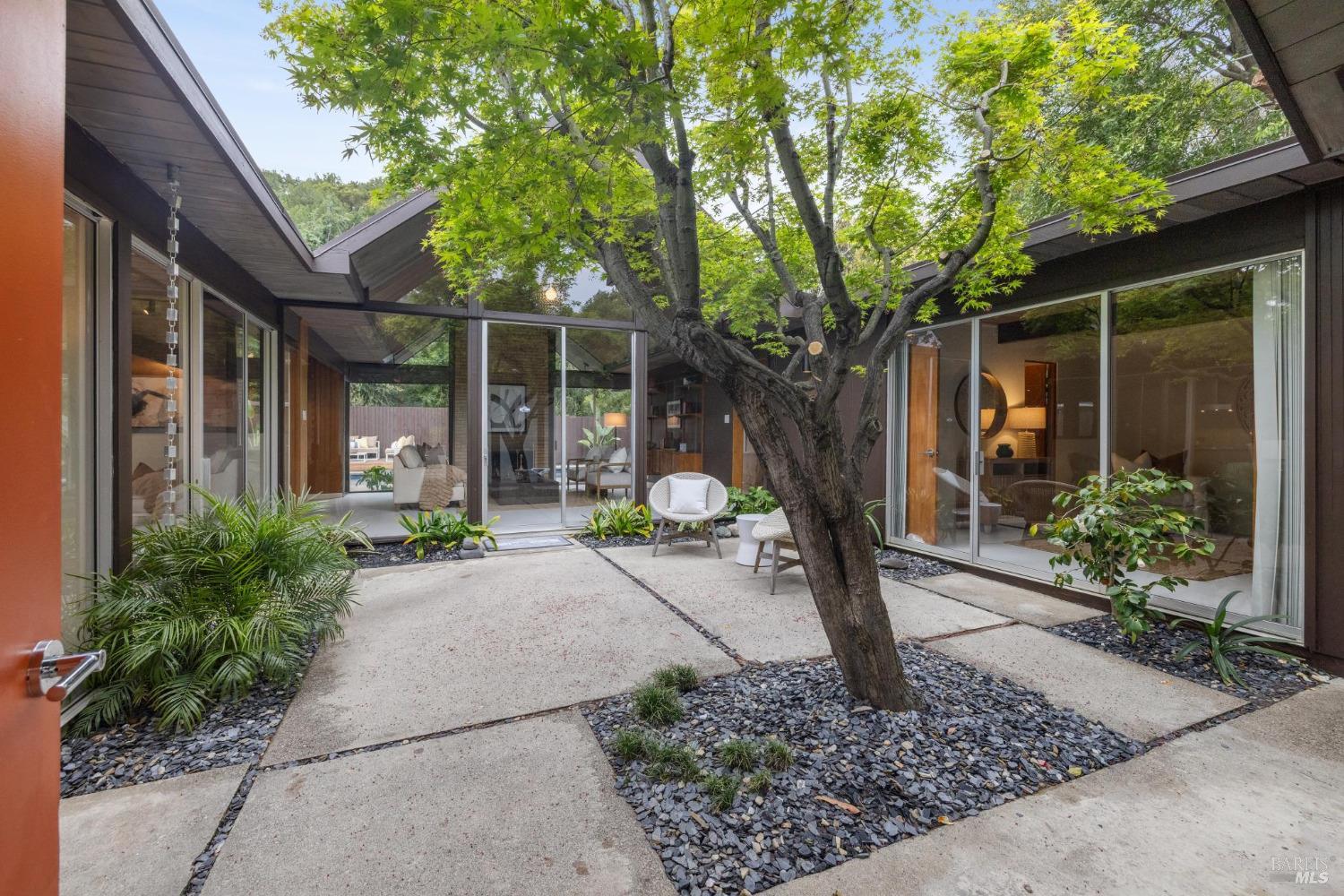 Detail Gallery Image 11 of 55 For 87 Mount Rainier Dr, San Rafael,  CA 94903 - 5 Beds | 2 Baths