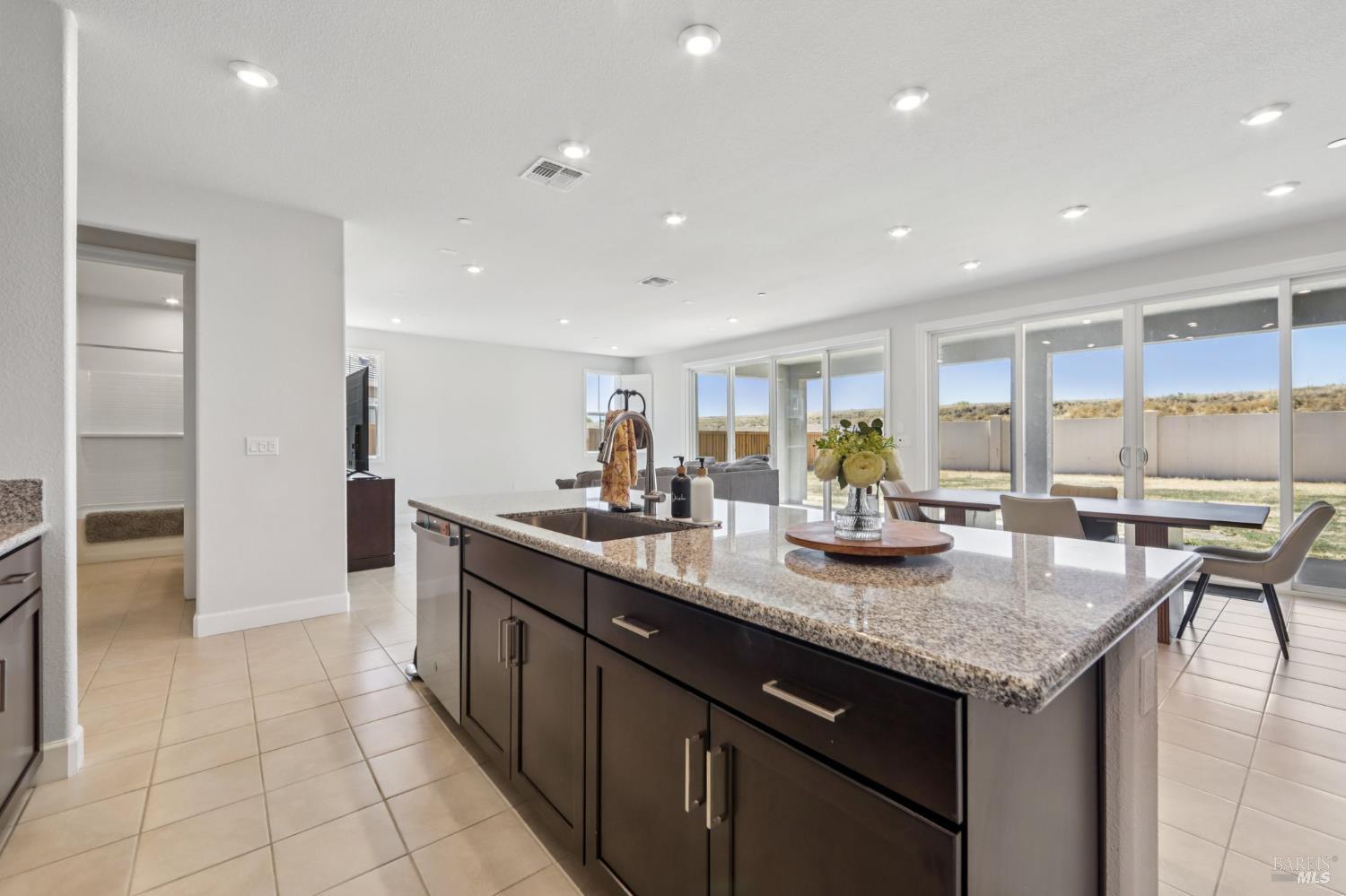 Detail Gallery Image 12 of 44 For 1553 Base Ct, Dixon,  CA 95620 - 4 Beds | 3 Baths
