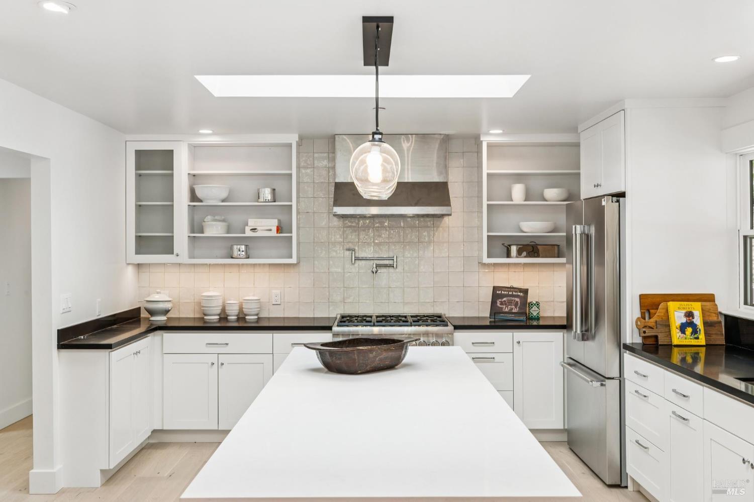 Detail Gallery Image 11 of 29 For 31 Indian Rd, San Rafael,  CA 94903 - 4 Beds | 3 Baths