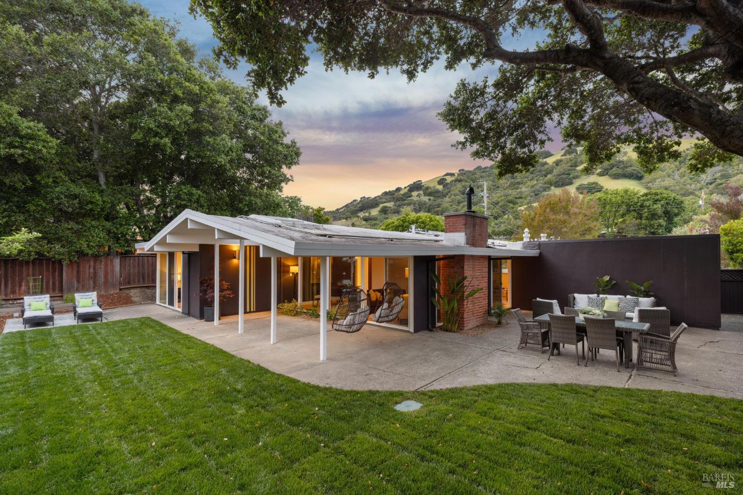 Detail Gallery Image 1 of 37 For 819 Greenberry Ln, San Rafael,  CA 94903 - 4 Beds | 2 Baths
