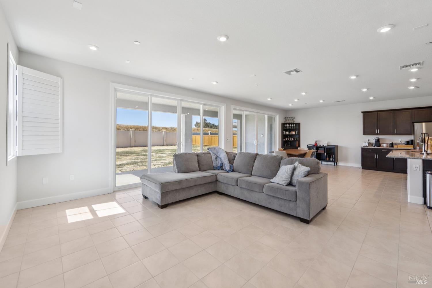 Detail Gallery Image 4 of 44 For 1553 Base Ct, Dixon,  CA 95620 - 4 Beds | 3 Baths