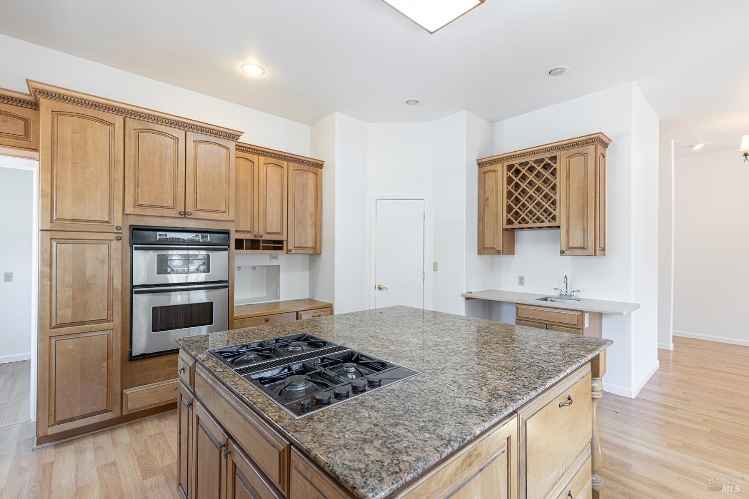 Detail Gallery Image 5 of 28 For 411 Walten Way, Windsor,  CA 95492 - 6 Beds | 5 Baths