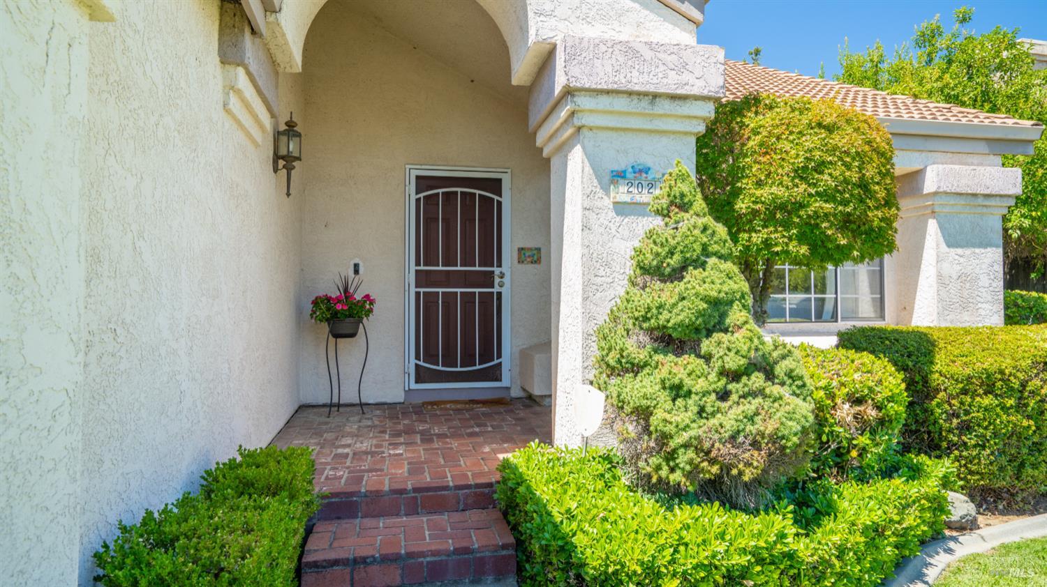 Detail Gallery Image 3 of 58 For 202 Bantry Dr, Vacaville,  CA 95688 - 3 Beds | 2 Baths