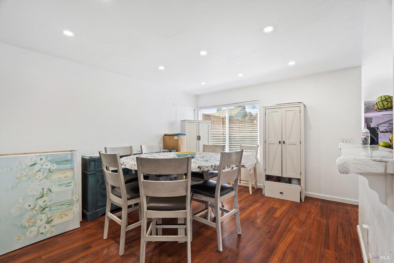 Detail Gallery Image 4 of 13 For 216 Anteeo Way, Santa Rosa,  CA 95407 - 3 Beds | 2/1 Baths