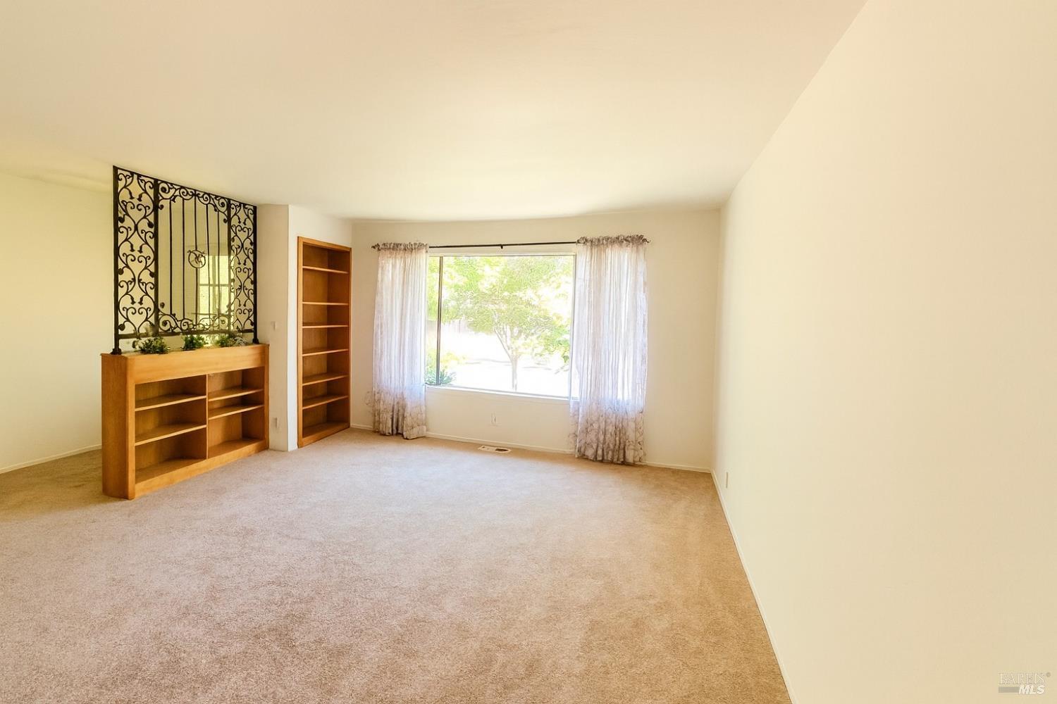 Detail Gallery Image 4 of 18 For 1012 Terra Verde Dr, Napa,  CA 94559 - 3 Beds | 2 Baths
