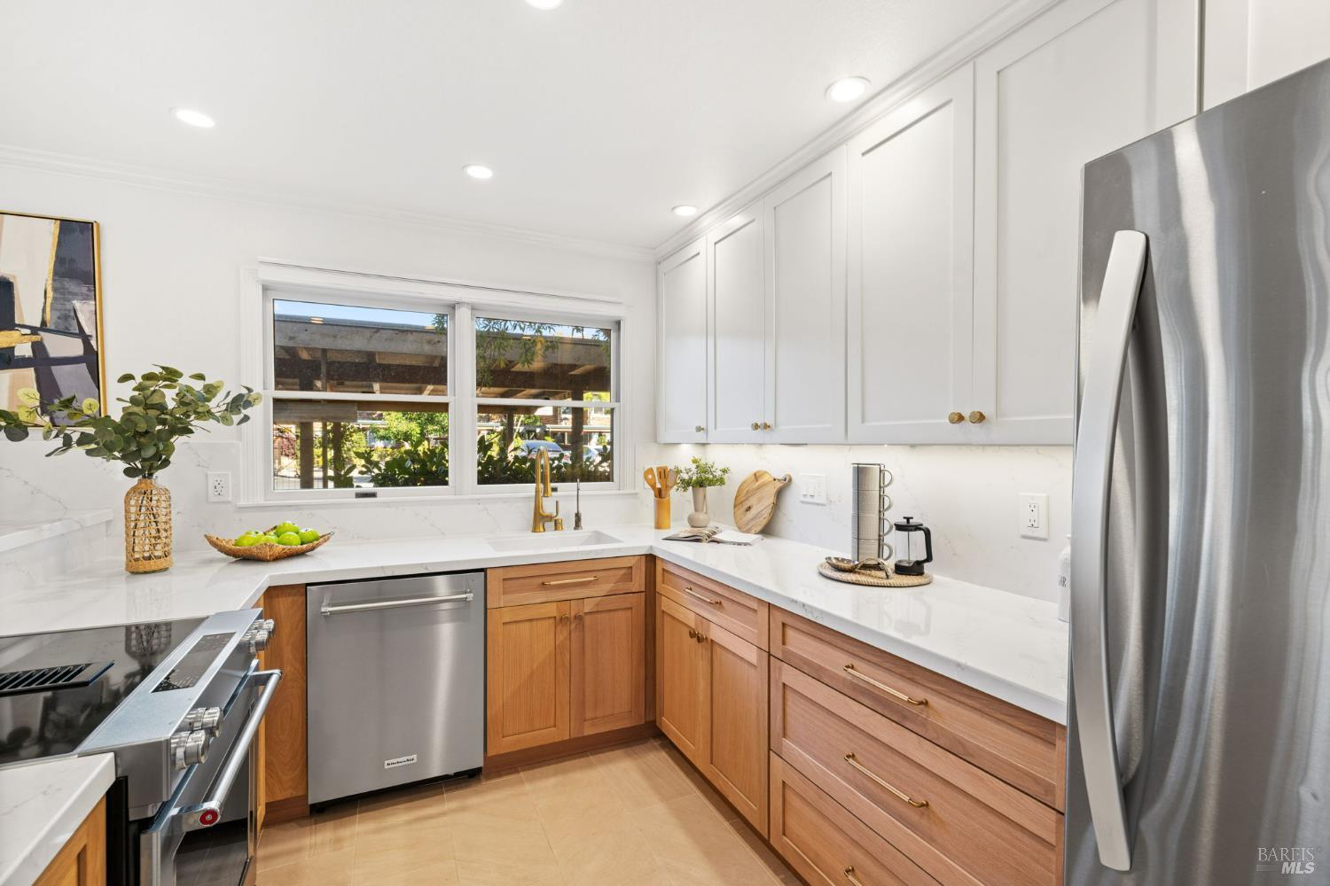 Detail Gallery Image 6 of 49 For 607 Centre Ct, Alameda,  CA 94502 - 2 Beds | 2/1 Baths