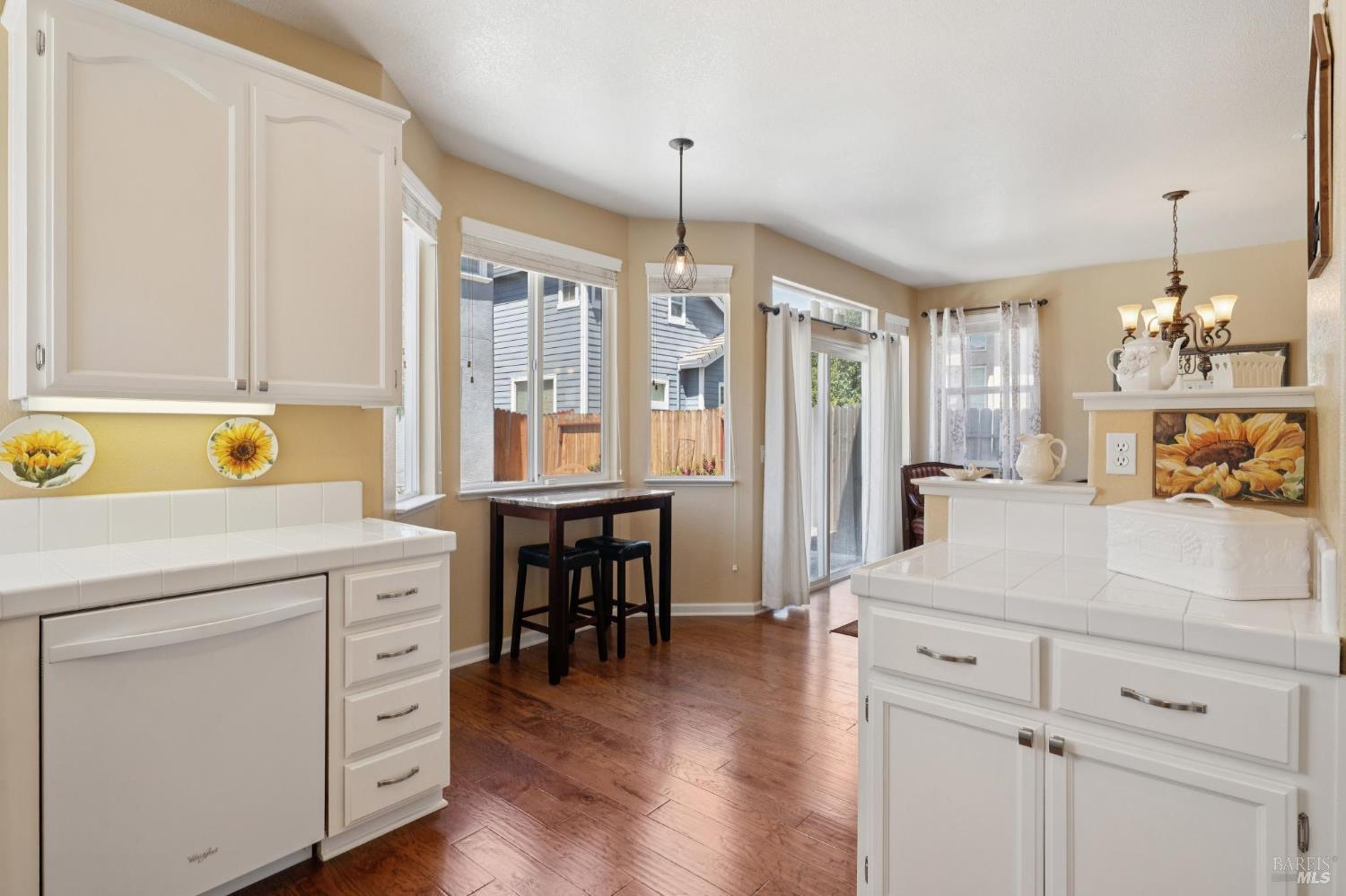 Detail Gallery Image 11 of 29 For 1463 Woodside Cir, Petaluma,  CA 94954 - 3 Beds | 2/1 Baths