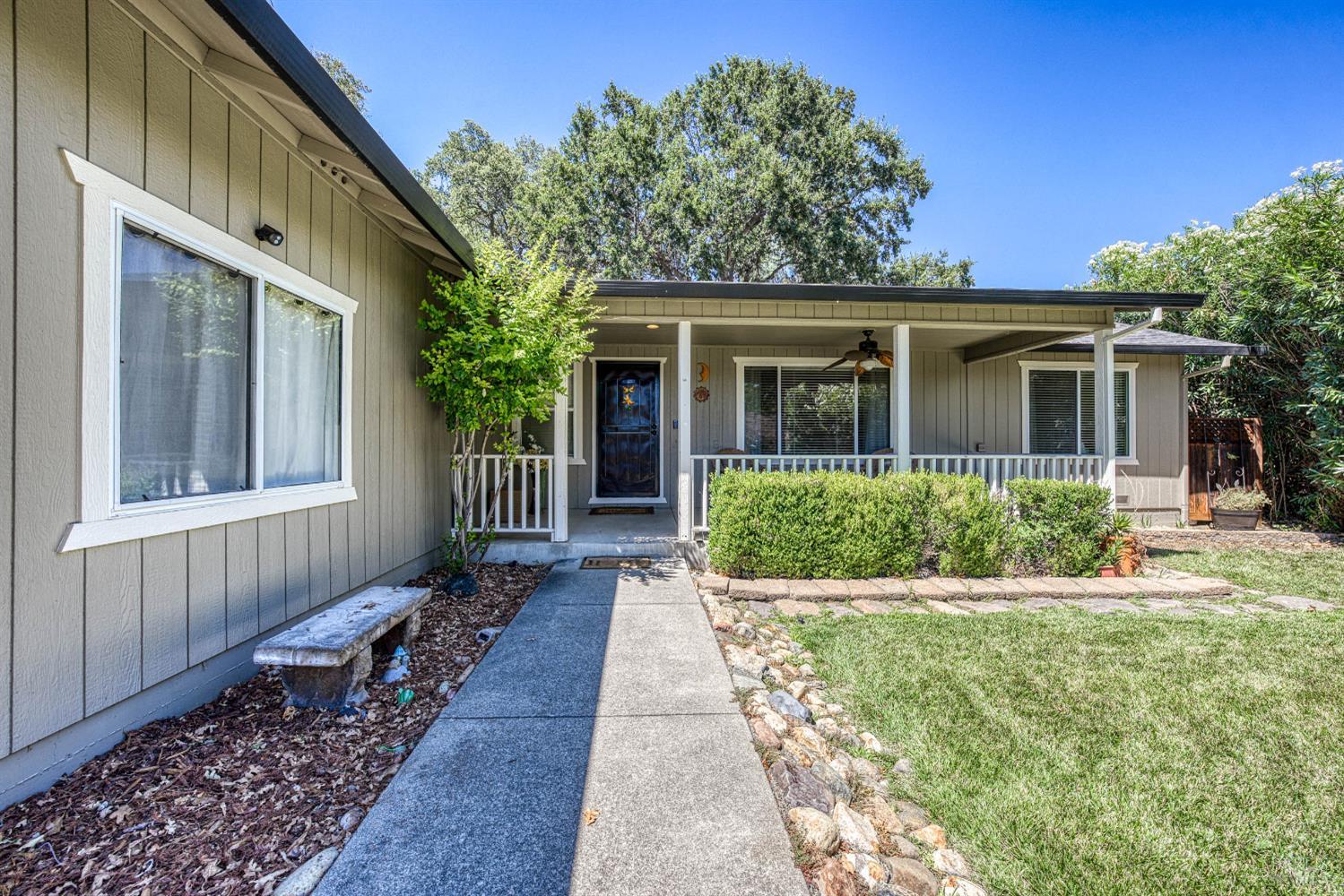 Detail Gallery Image 5 of 63 For 18164 Fishhook Ct, Hidden Valley Lake,  CA 95467 - 5 Beds | 3 Baths