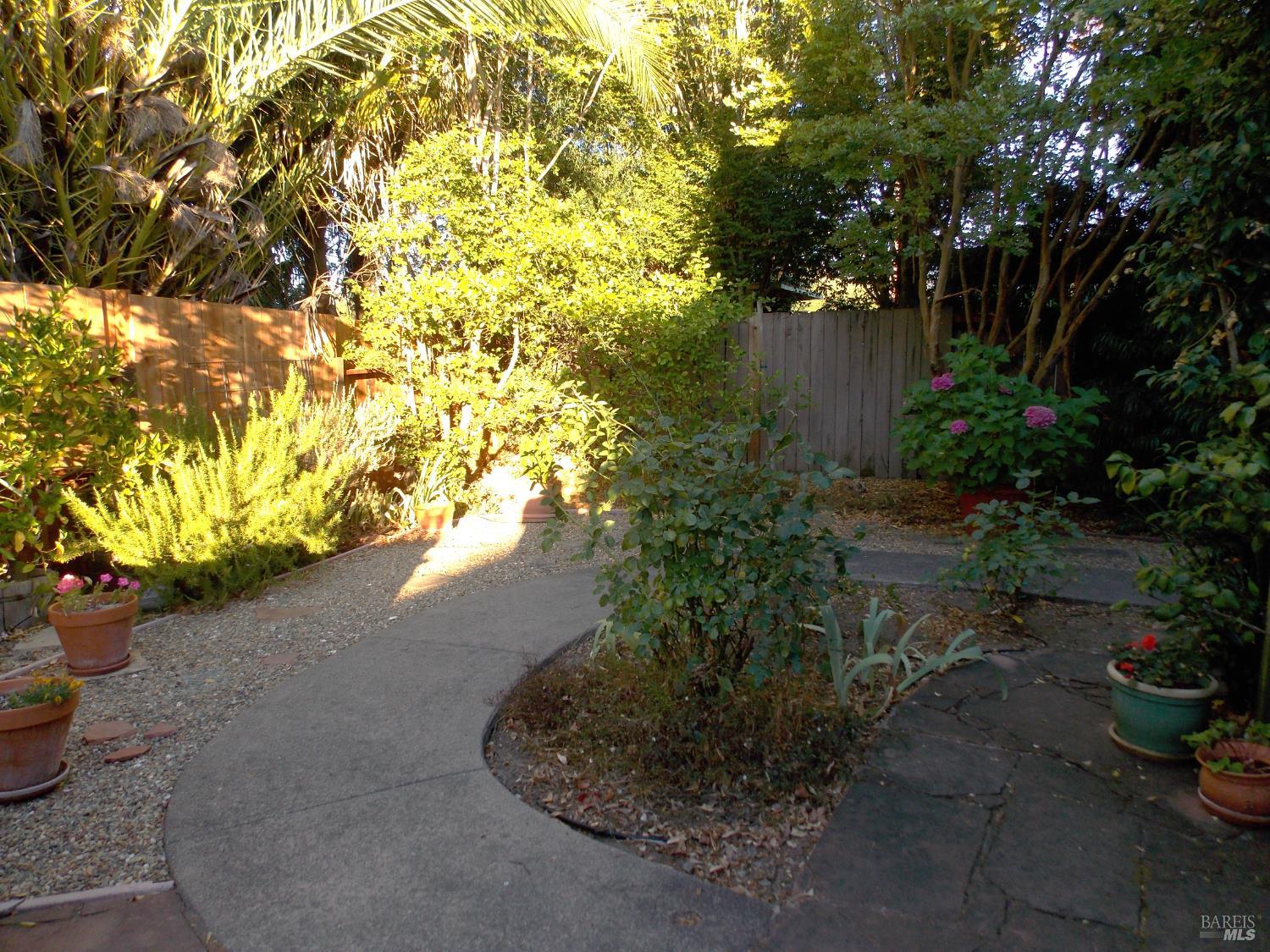 Detail Gallery Image 30 of 44 For 1349 Golf Course Dr, Windsor,  CA 95492 - 3 Beds | 2/1 Baths