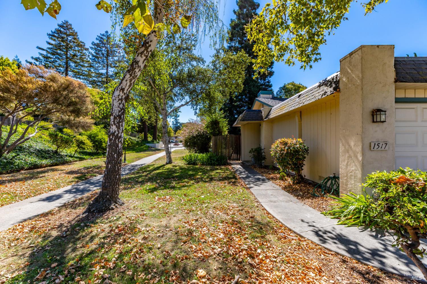 Detail Gallery Image 2 of 40 For 1517 London Cir, Benicia,  CA 94510 - 2 Beds | 2 Baths