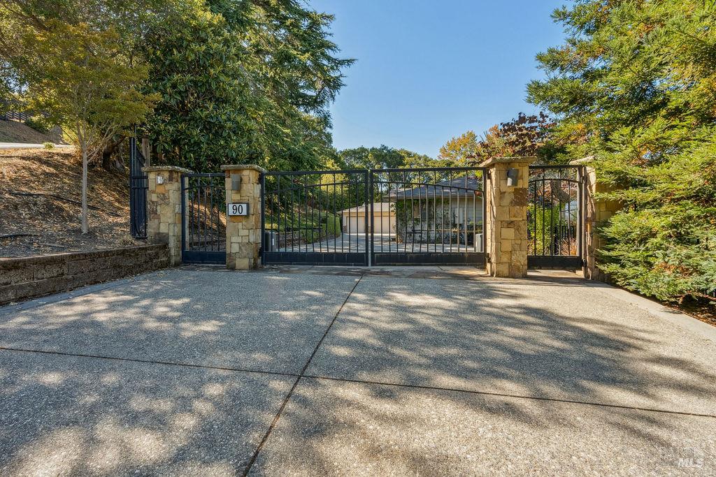Detail Gallery Image 44 of 48 For 90 Taylor Rd, Tiburon,  CA 94920 - 5 Beds | 5/1 Baths