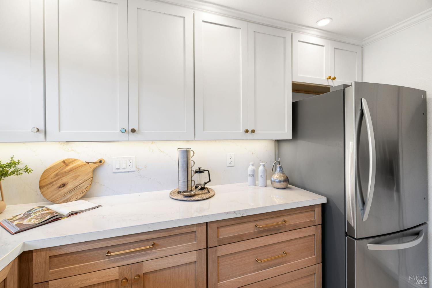 Detail Gallery Image 9 of 49 For 607 Centre Ct, Alameda,  CA 94502 - 2 Beds | 2/1 Baths