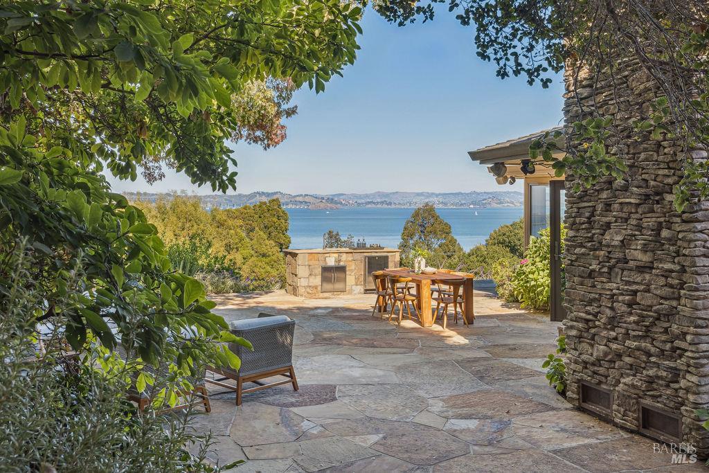 Detail Gallery Image 2 of 48 For 90 Taylor Rd, Tiburon,  CA 94920 - 5 Beds | 5/1 Baths