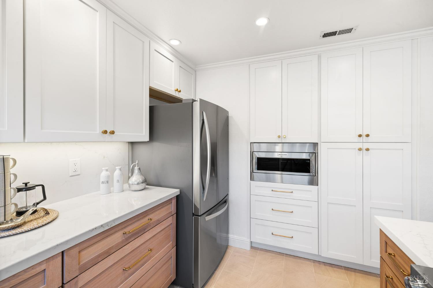 Detail Gallery Image 7 of 49 For 607 Centre Ct, Alameda,  CA 94502 - 2 Beds | 2/1 Baths