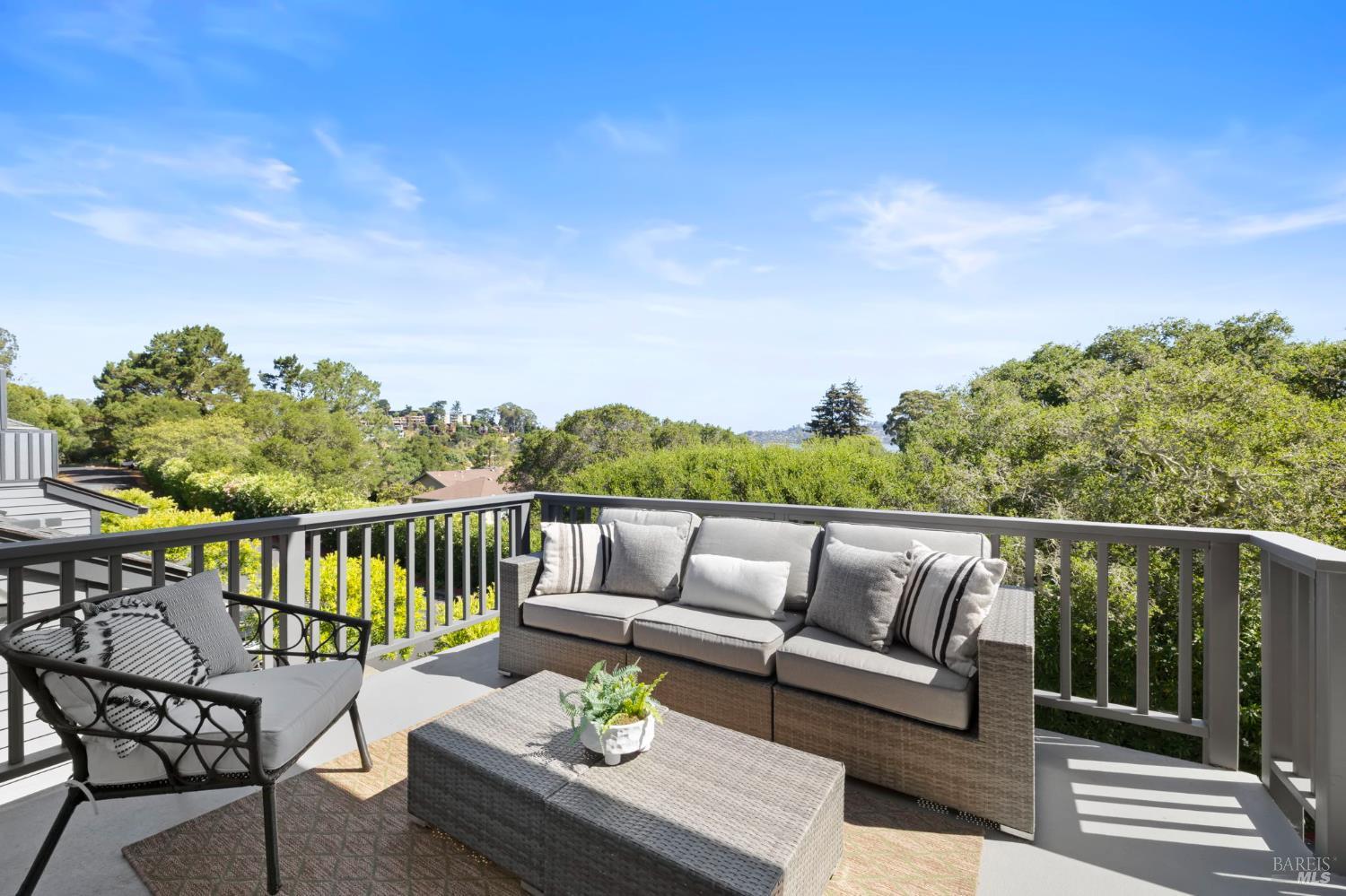 Detail Gallery Image 10 of 34 For 101 Sacramento Way, Sausalito,  CA 94965 - 4 Beds | 3 Baths