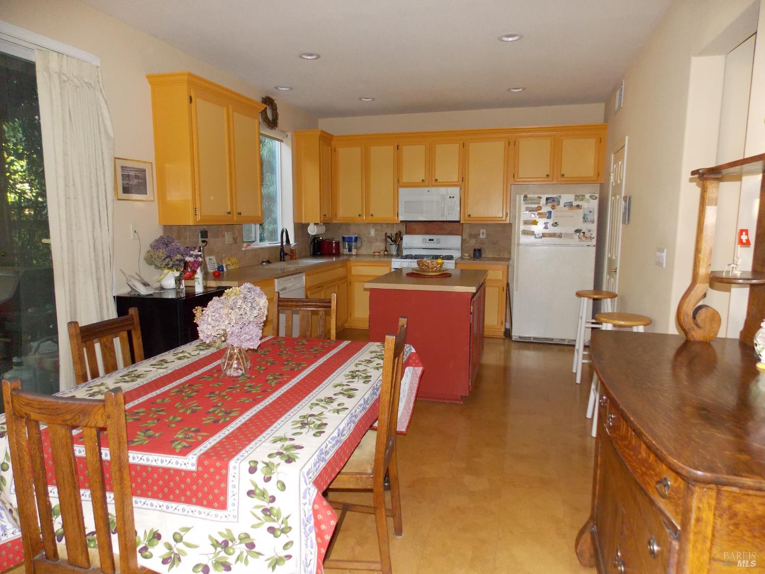 Detail Gallery Image 9 of 44 For 1349 Golf Course Dr, Windsor,  CA 95492 - 3 Beds | 2/1 Baths