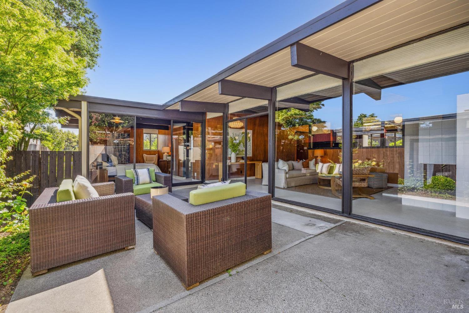 Detail Gallery Image 3 of 44 For 659 Las Colindas Rd, San Rafael,  CA 94903 - 4 Beds | 2 Baths