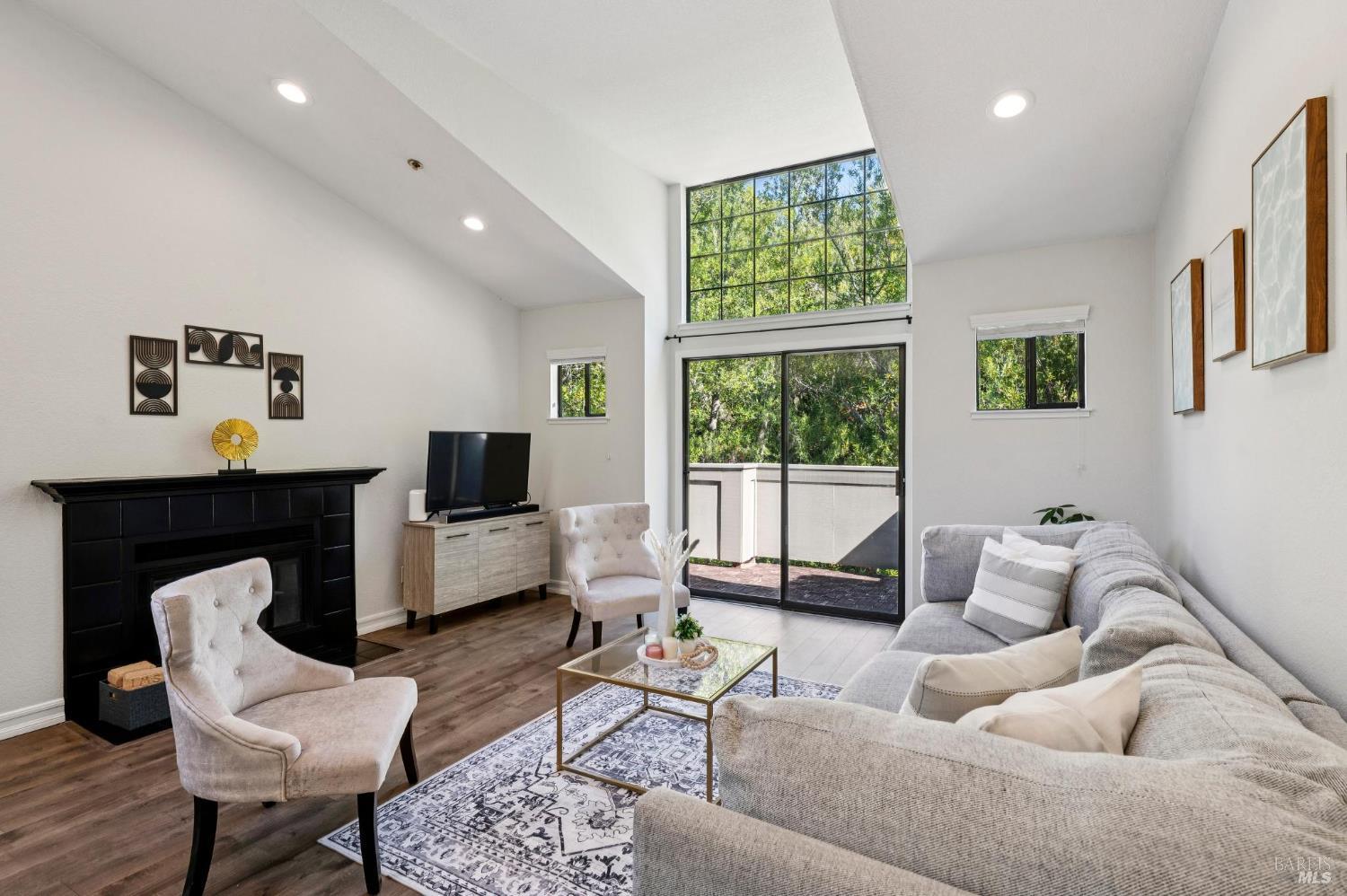Detail Gallery Image 9 of 32 For 121 Quail Ct, Novato,  CA 94949 - 2 Beds | 2 Baths