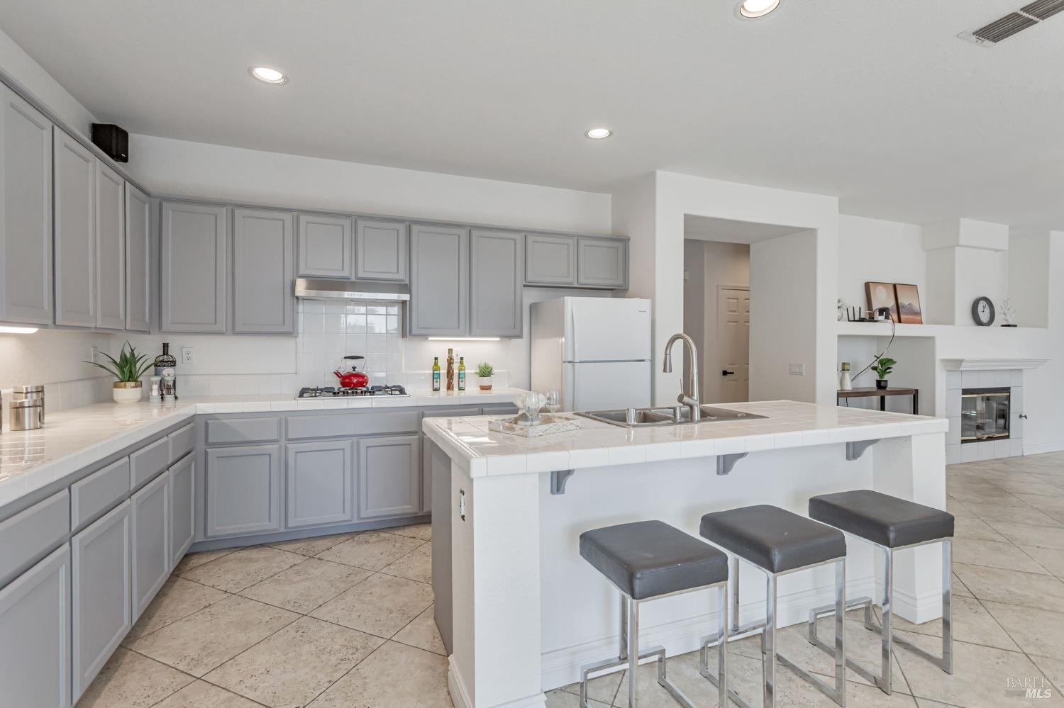 Detail Gallery Image 11 of 54 For 1048 Stillspring Dr, Vacaville,  CA 95687 - 5 Beds | 3 Baths