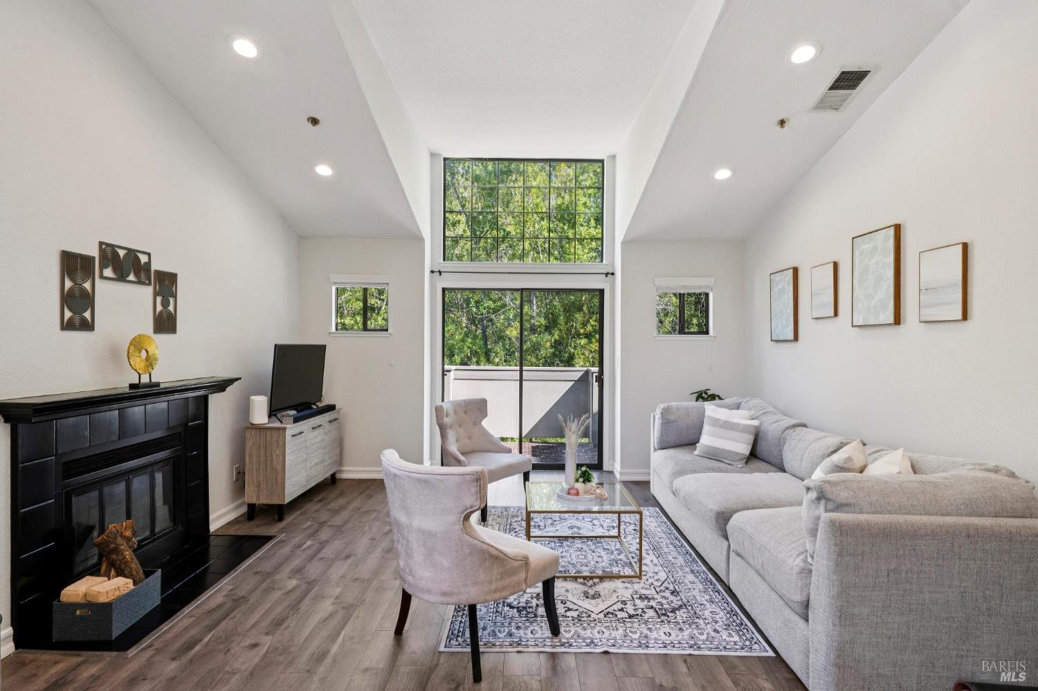 Detail Gallery Image 10 of 32 For 121 Quail Ct, Novato,  CA 94949 - 2 Beds | 2 Baths