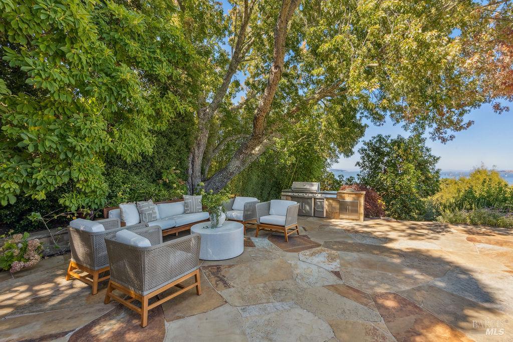Detail Gallery Image 17 of 48 For 90 Taylor Rd, Tiburon,  CA 94920 - 5 Beds | 5/1 Baths