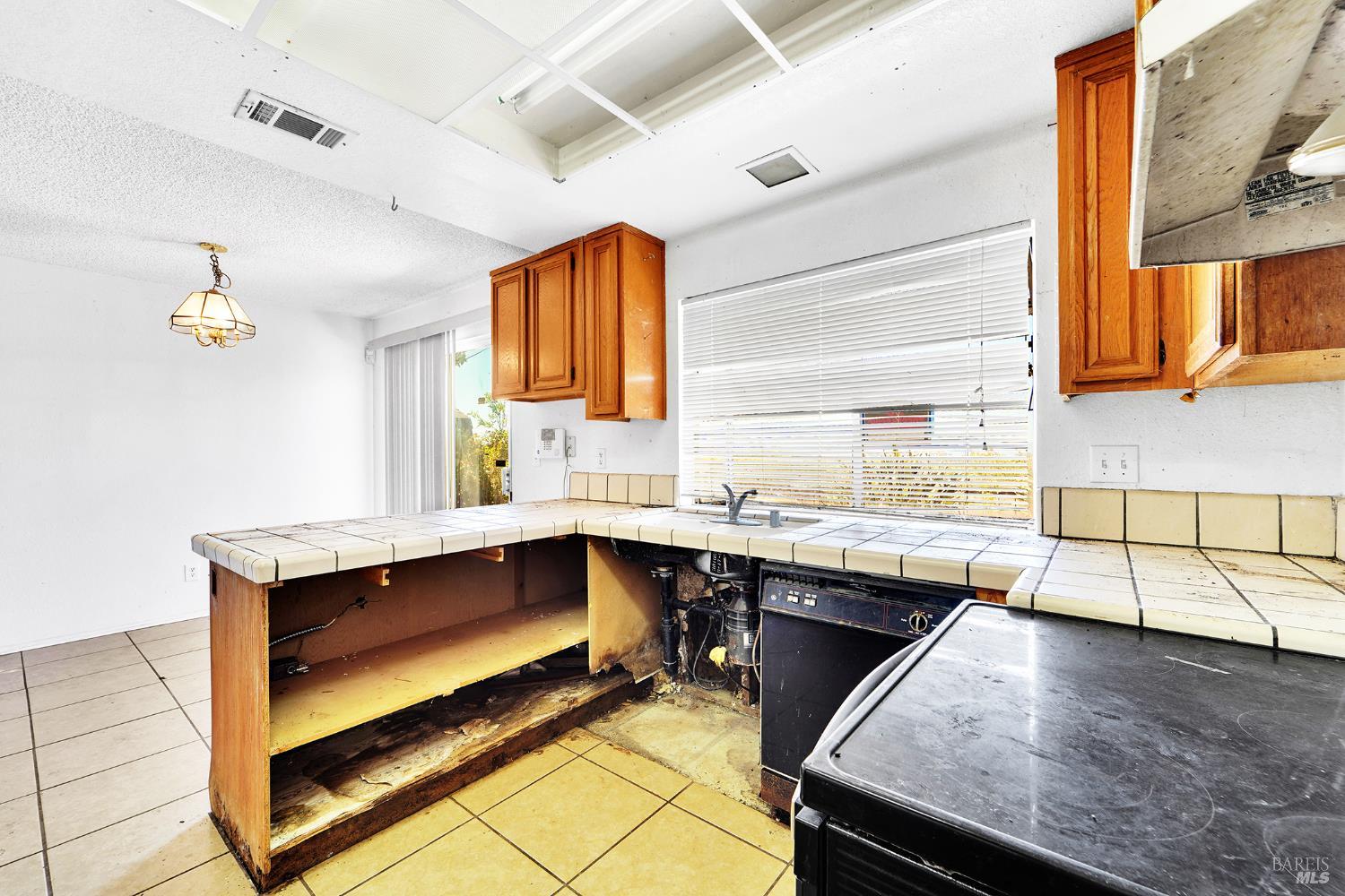 Detail Gallery Image 12 of 46 For 453 Knight Cir, Vallejo,  CA 94591 - 3 Beds | 2/1 Baths