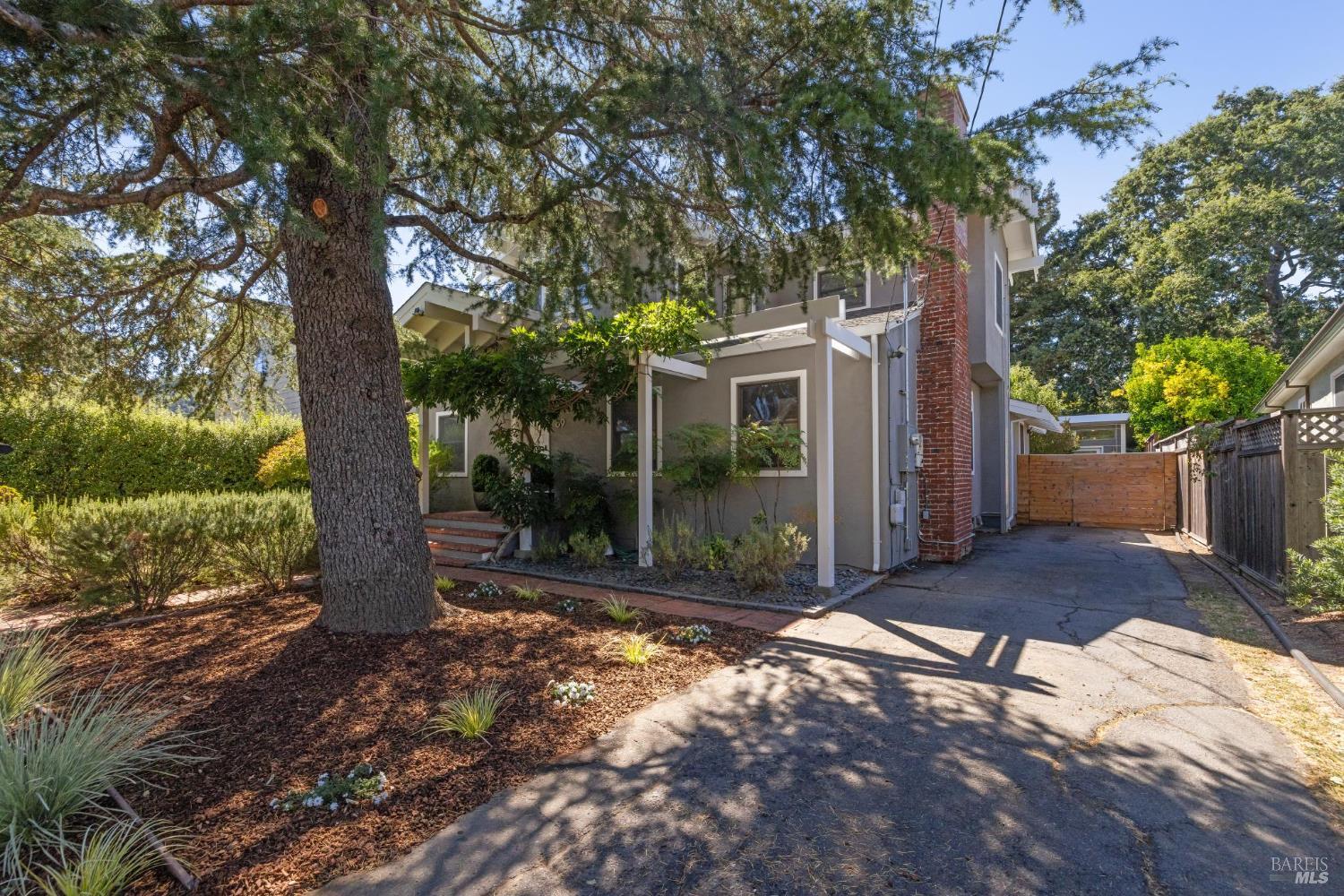 Detail Gallery Image 16 of 80 For 69 Broadmoor Ave, San Anselmo,  CA 94960 - 5 Beds | 3 Baths