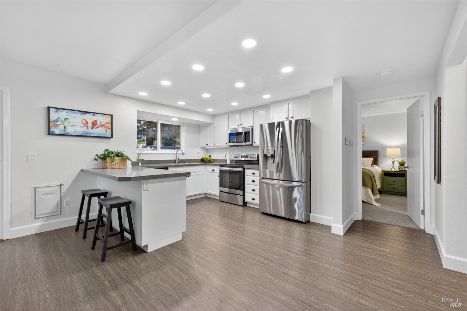 Detail Gallery Image 8 of 37 For 2484 College Park Cir, Santa Rosa,  CA 95401 - 3 Beds | 2 Baths