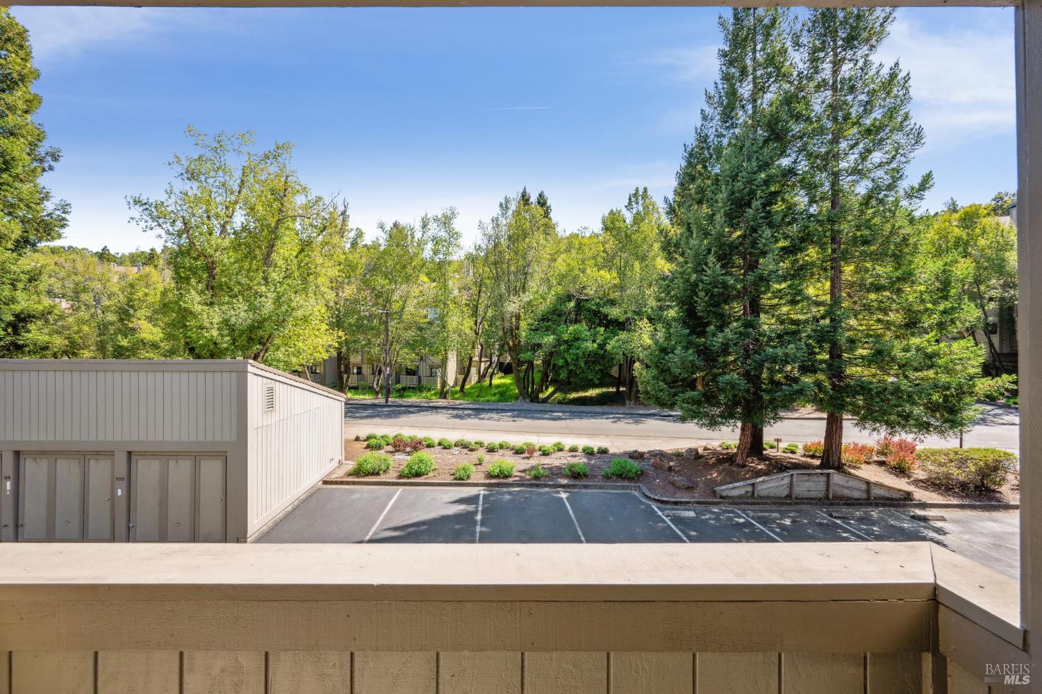 Detail Gallery Image 4 of 32 For 121 Quail Ct, Novato,  CA 94949 - 2 Beds | 2 Baths