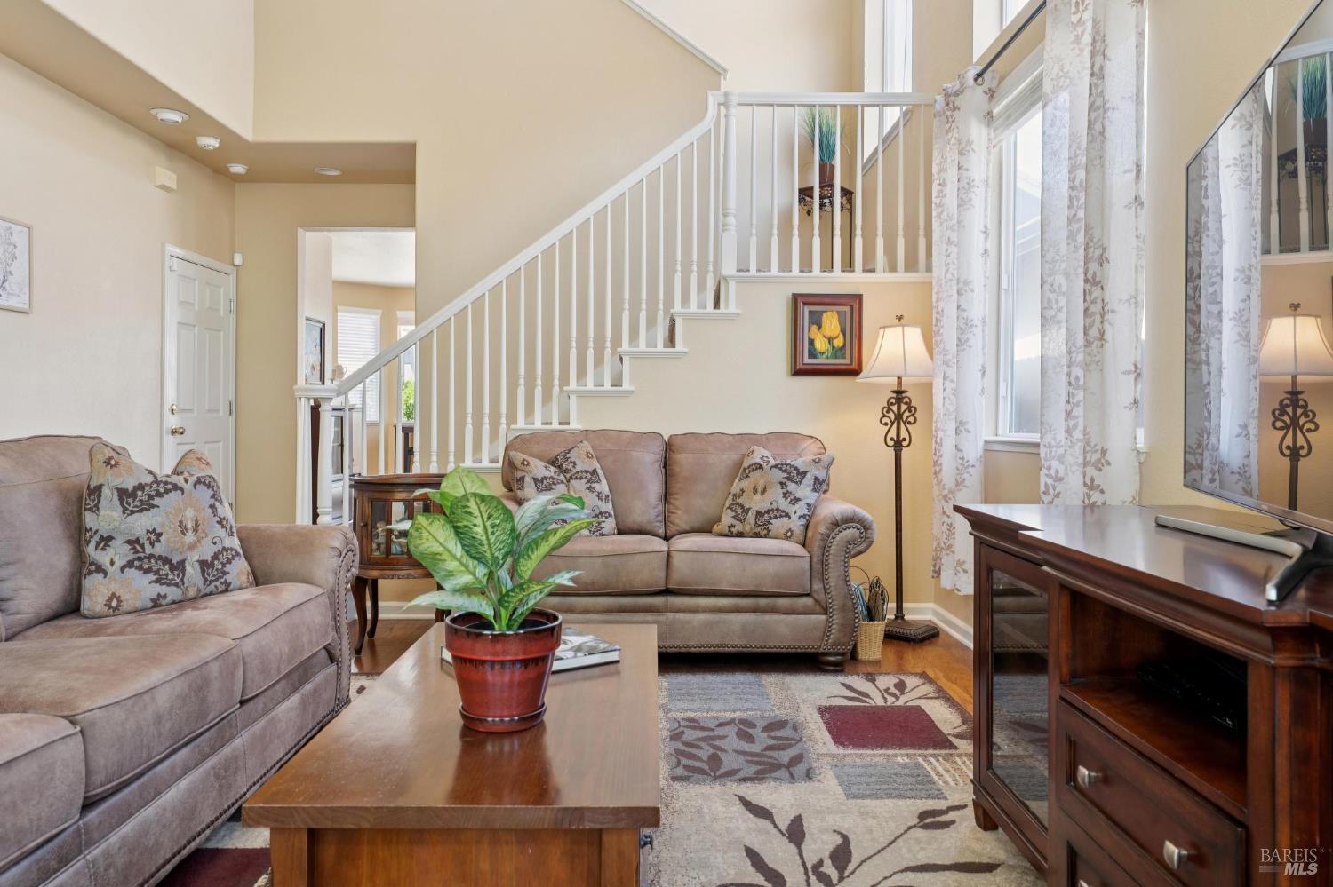 Detail Gallery Image 6 of 29 For 1463 Woodside Cir, Petaluma,  CA 94954 - 3 Beds | 2/1 Baths
