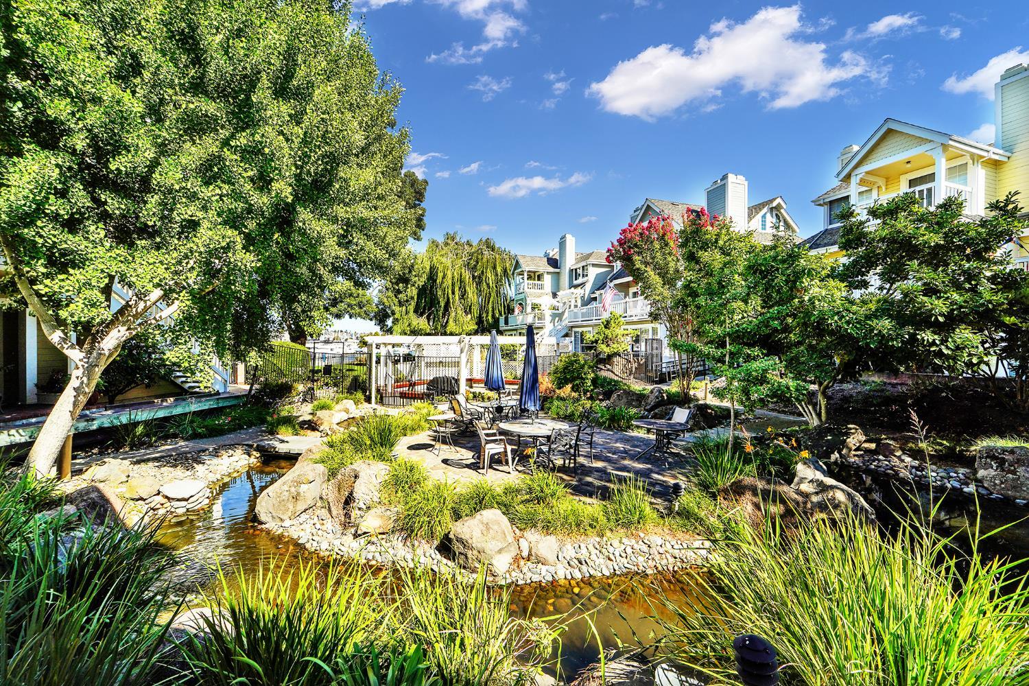 Detail Gallery Image 3 of 19 For 314 E 2nd St, Benicia,  CA 94510 - 2 Beds | 2 Baths