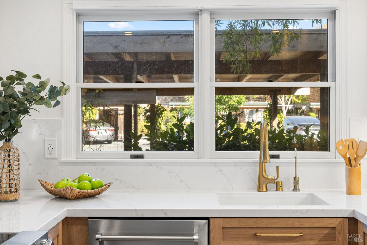 Detail Gallery Image 4 of 49 For 607 Centre Ct, Alameda,  CA 94502 - 2 Beds | 2/1 Baths