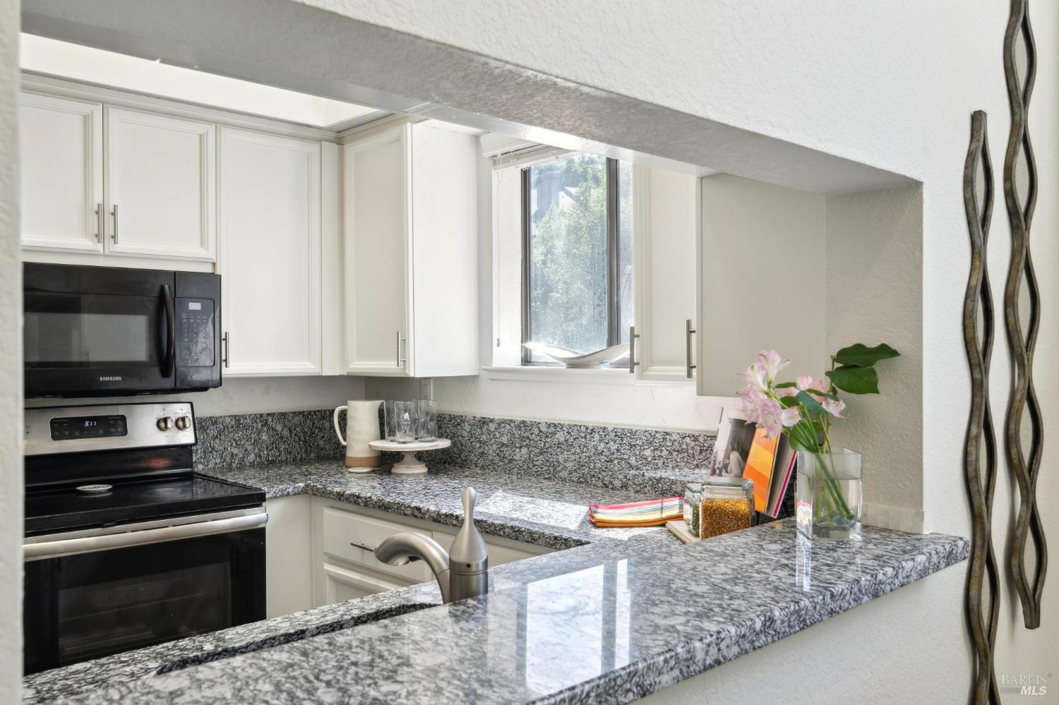 Detail Gallery Image 14 of 32 For 121 Quail Ct, Novato,  CA 94949 - 2 Beds | 2 Baths