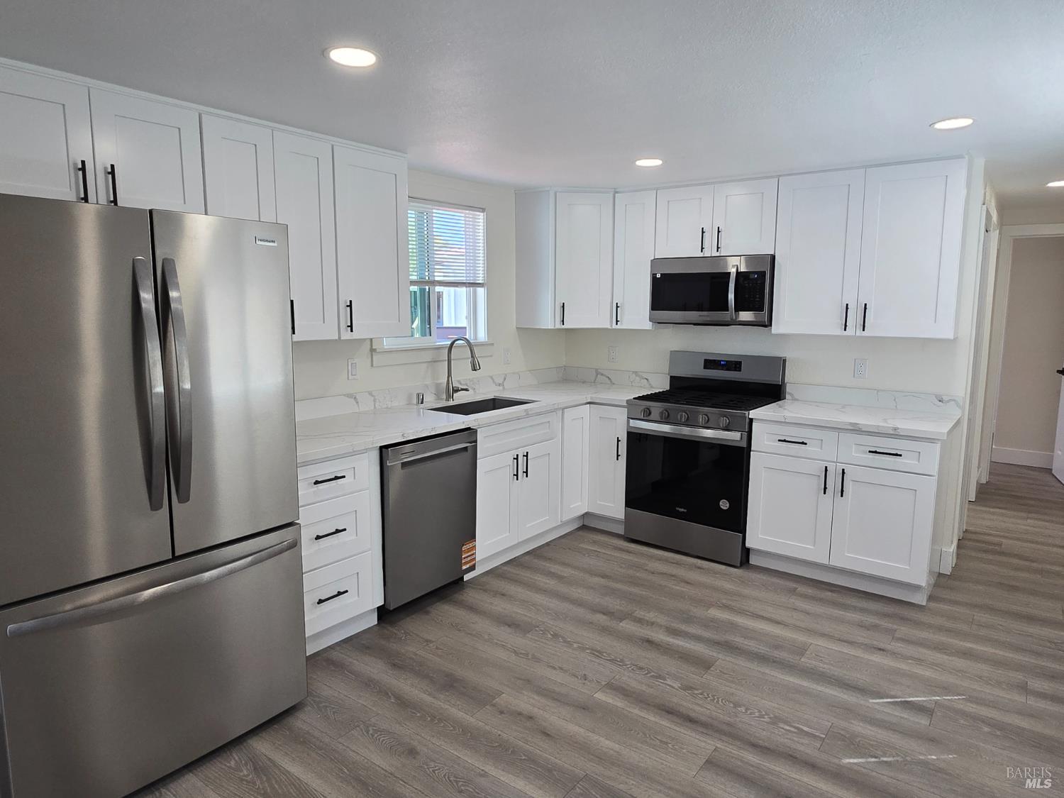 Detail Gallery Image 2 of 14 For 120 Bryce Canyon Rd, San Rafael,  CA 94903 - 3 Beds | 2 Baths
