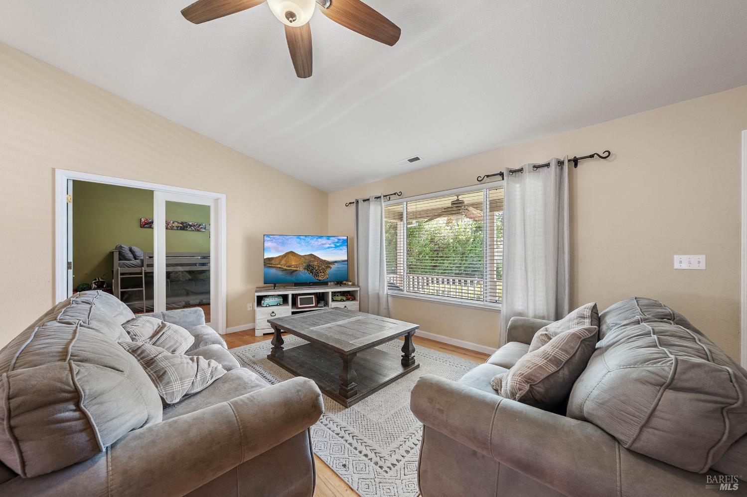 Detail Gallery Image 12 of 63 For 18164 Fishhook Ct, Hidden Valley Lake,  CA 95467 - 5 Beds | 3 Baths