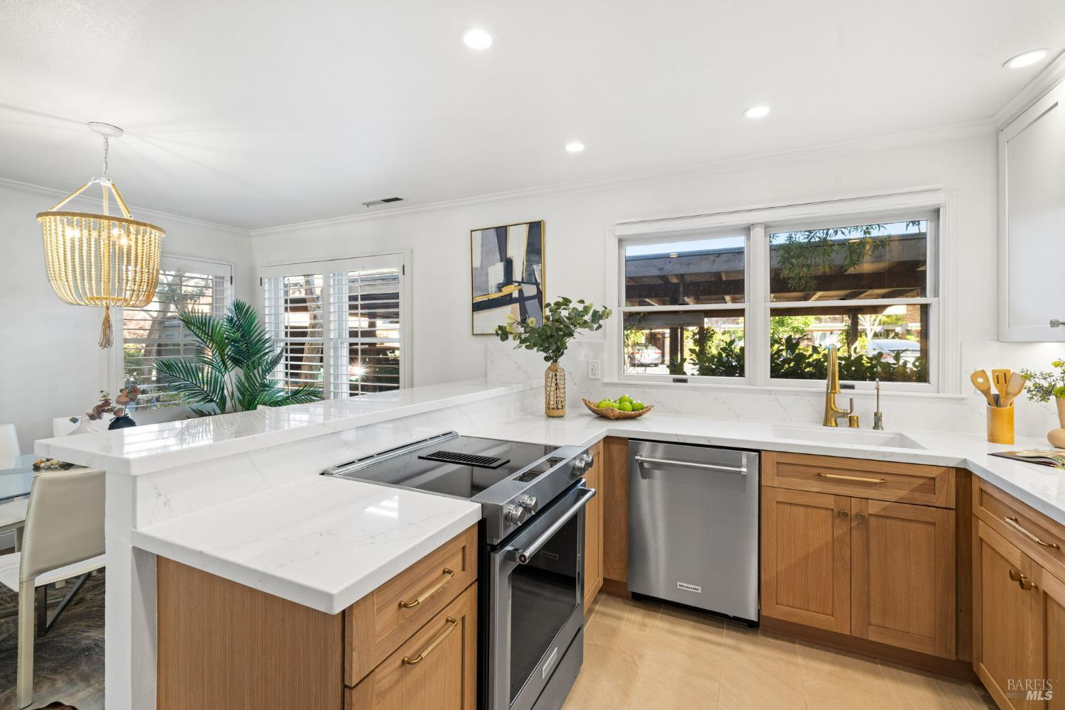 Detail Gallery Image 8 of 49 For 607 Centre Ct, Alameda,  CA 94502 - 2 Beds | 2/1 Baths