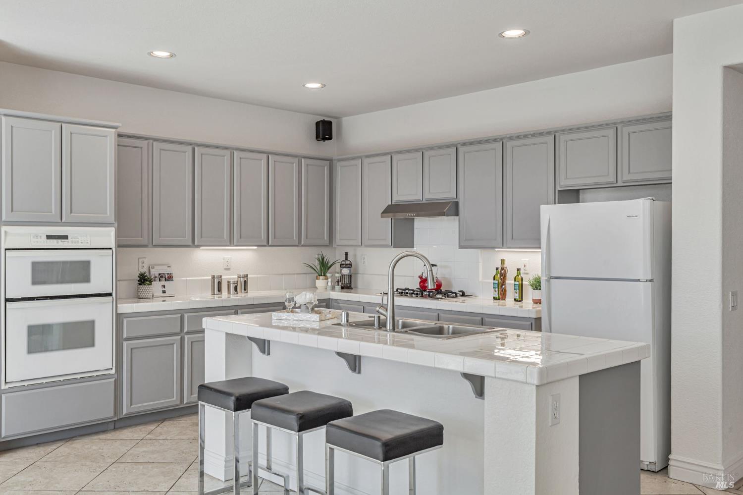 Detail Gallery Image 9 of 54 For 1048 Stillspring Dr, Vacaville,  CA 95687 - 5 Beds | 3 Baths