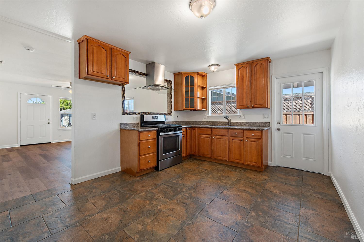 Detail Gallery Image 6 of 22 For 9701 Orion Dr, Windsor,  CA 95492 - 4 Beds | 1/1 Baths