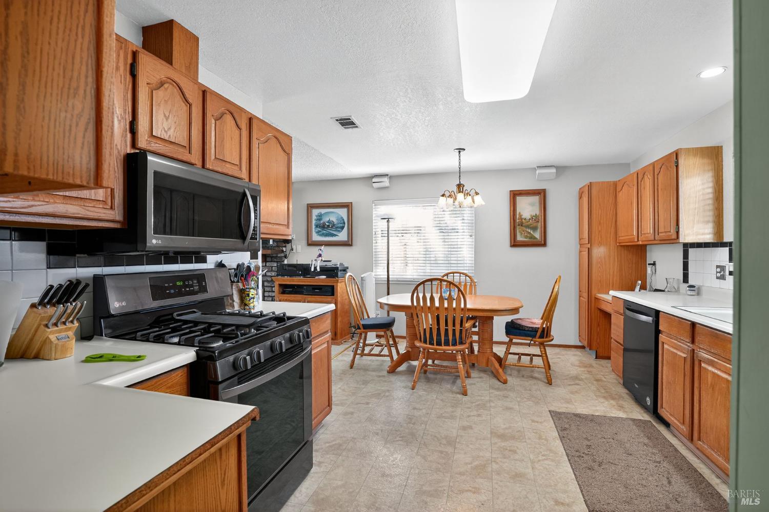 Detail Gallery Image 10 of 28 For 1870 San Pedro Ct, Fairfield,  CA 94533 - 3 Beds | 2 Baths