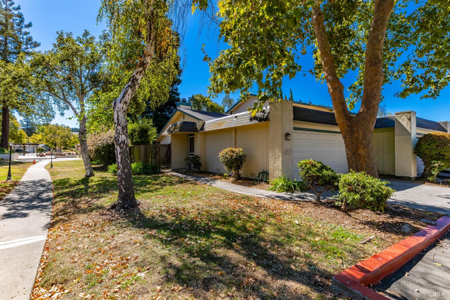 Detail Gallery Image 1 of 40 For 1517 London Cir, Benicia,  CA 94510 - 2 Beds | 2 Baths