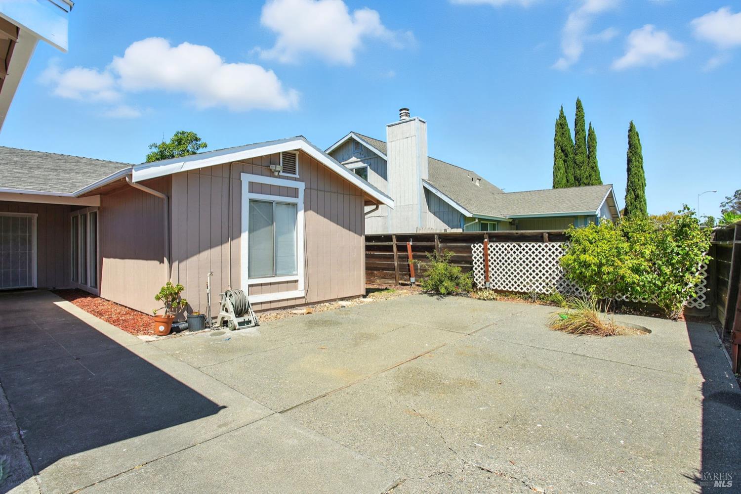 Detail Gallery Image 4 of 26 For 1843 Santa Monica St, Fairfield,  CA 94533 - 3 Beds | 2 Baths