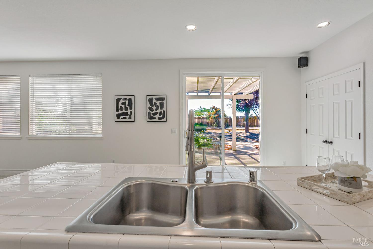 Detail Gallery Image 13 of 54 For 1048 Stillspring Dr, Vacaville,  CA 95687 - 5 Beds | 3 Baths