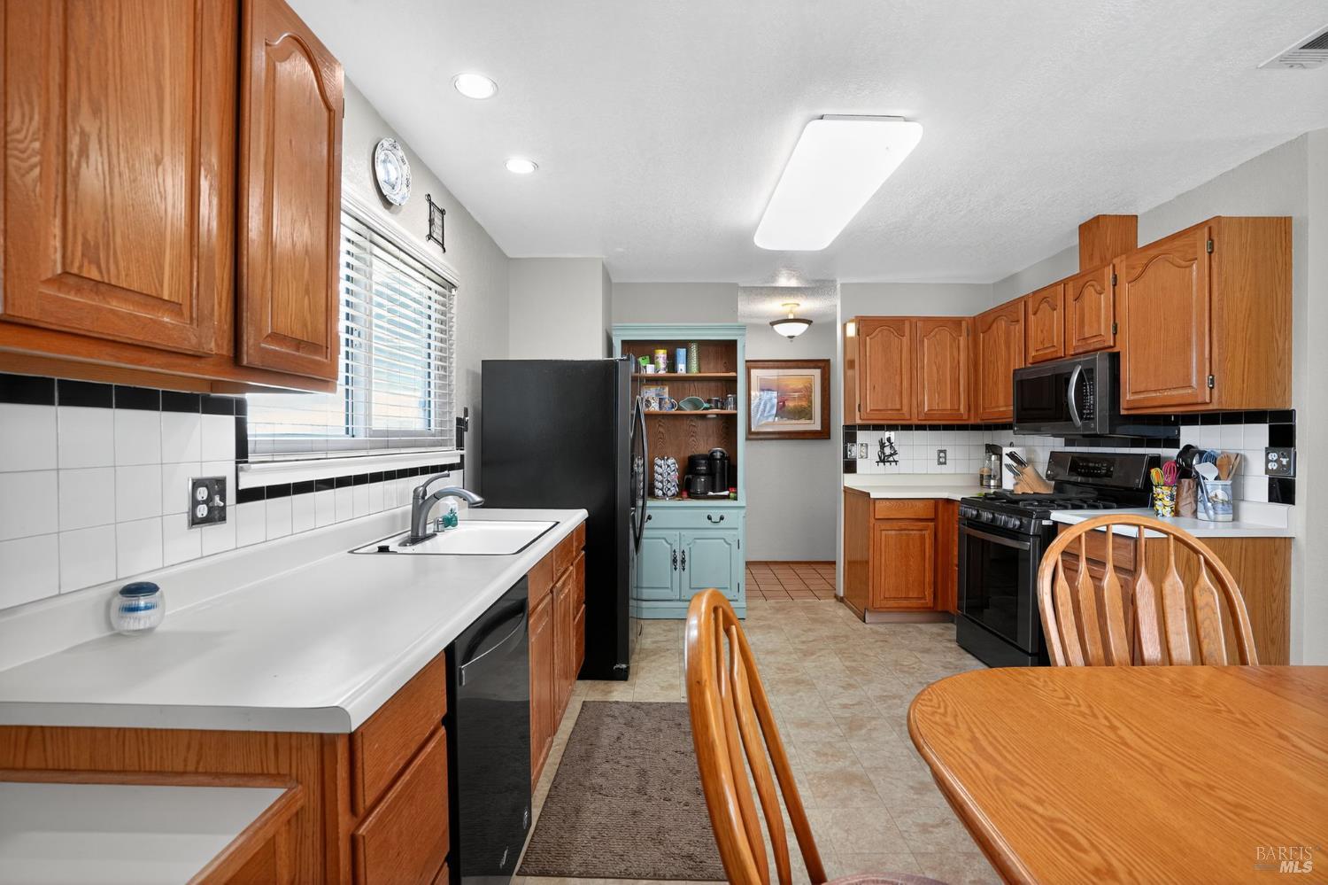 Detail Gallery Image 9 of 28 For 1870 San Pedro Ct, Fairfield,  CA 94533 - 3 Beds | 2 Baths
