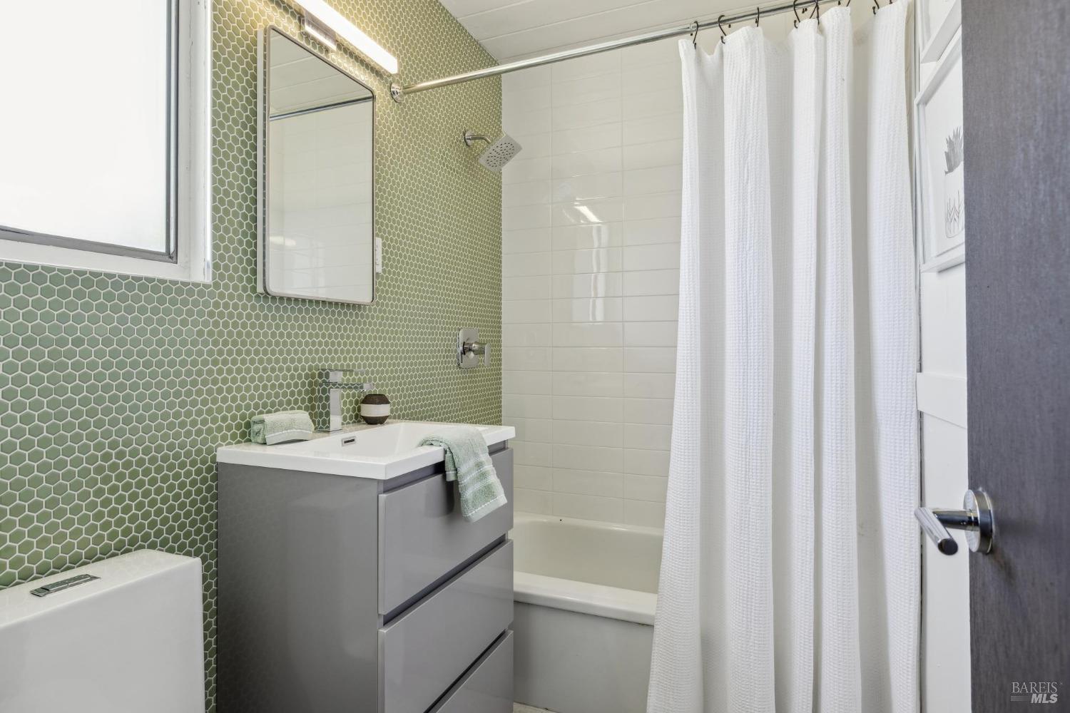 Detail Gallery Image 7 of 44 For 659 Las Colindas Rd, San Rafael,  CA 94903 - 4 Beds | 2 Baths