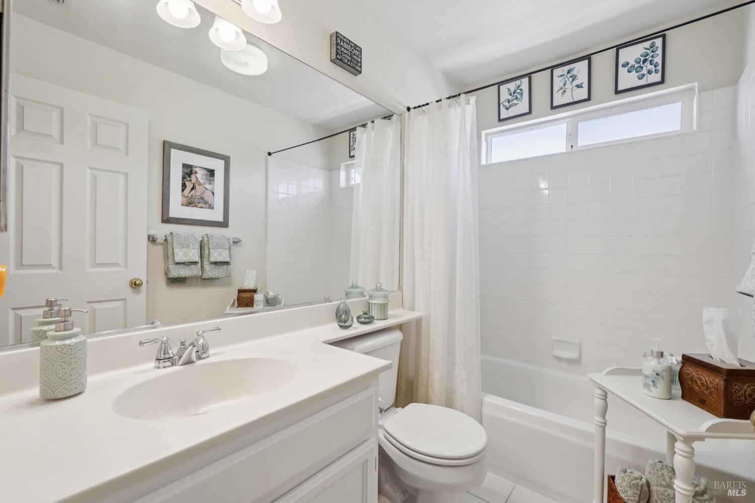 Detail Gallery Image 23 of 29 For 1463 Woodside Cir, Petaluma,  CA 94954 - 3 Beds | 2/1 Baths
