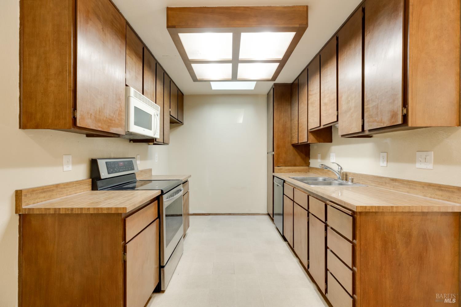 Detail Gallery Image 11 of 40 For 1517 London Cir, Benicia,  CA 94510 - 2 Beds | 2 Baths