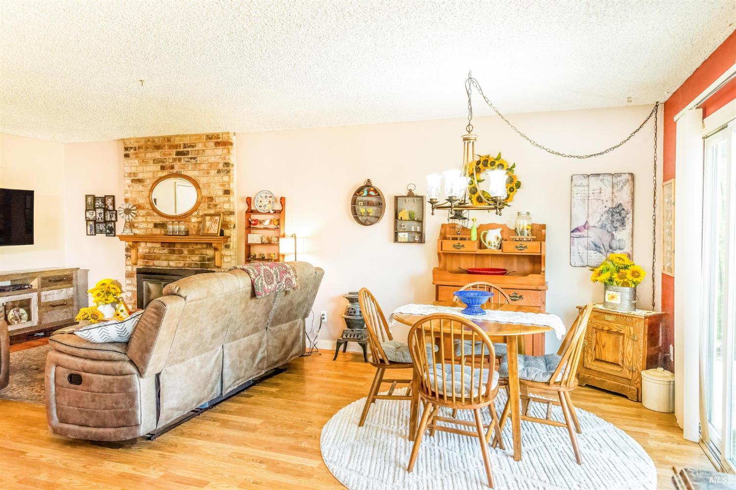 Detail Gallery Image 10 of 32 For 936 Edith Ct, Rohnert Park,  CA 94928 - 6 Beds | 2/1 Baths