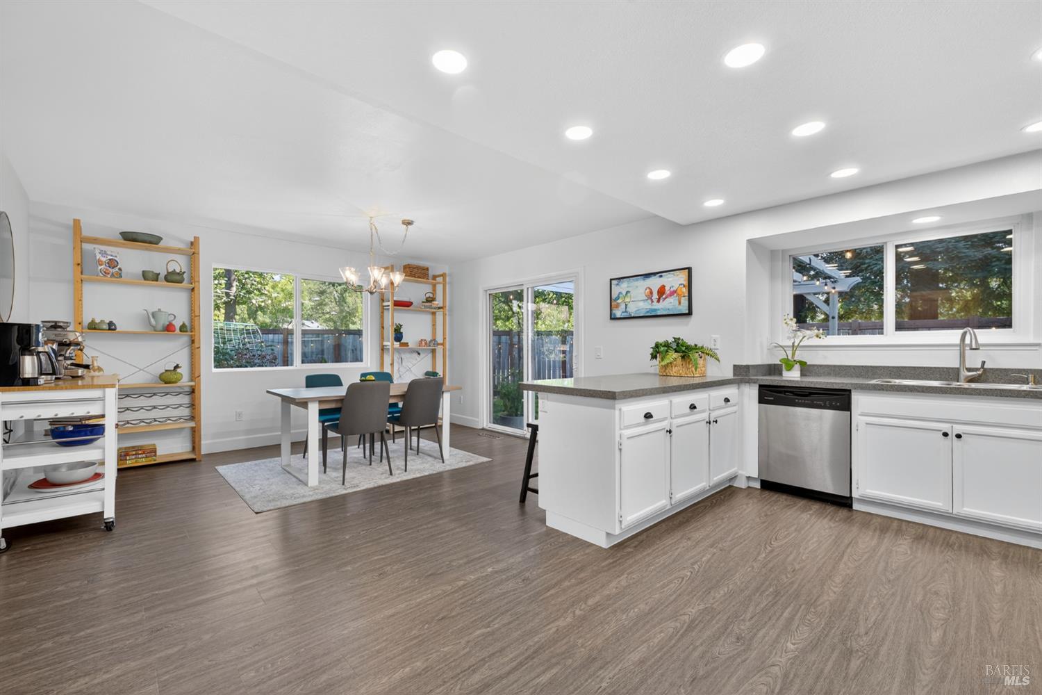 Detail Gallery Image 7 of 37 For 2484 College Park Cir, Santa Rosa,  CA 95401 - 3 Beds | 2 Baths