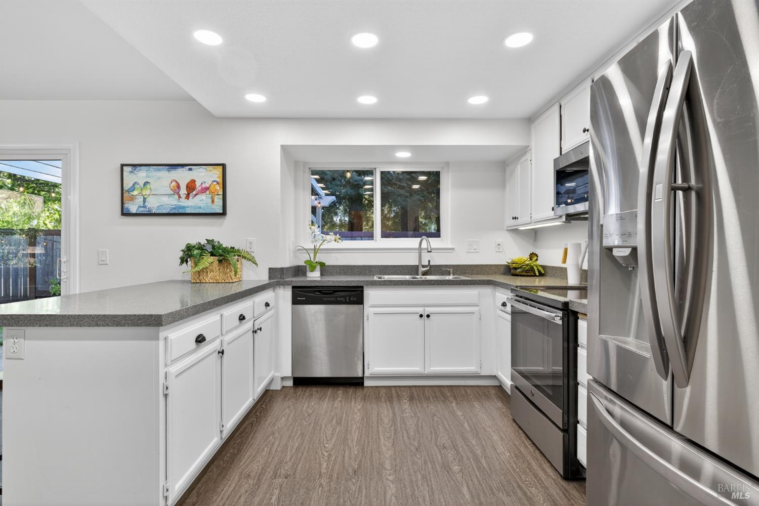 Detail Gallery Image 9 of 37 For 2484 College Park Cir, Santa Rosa,  CA 95401 - 3 Beds | 2 Baths