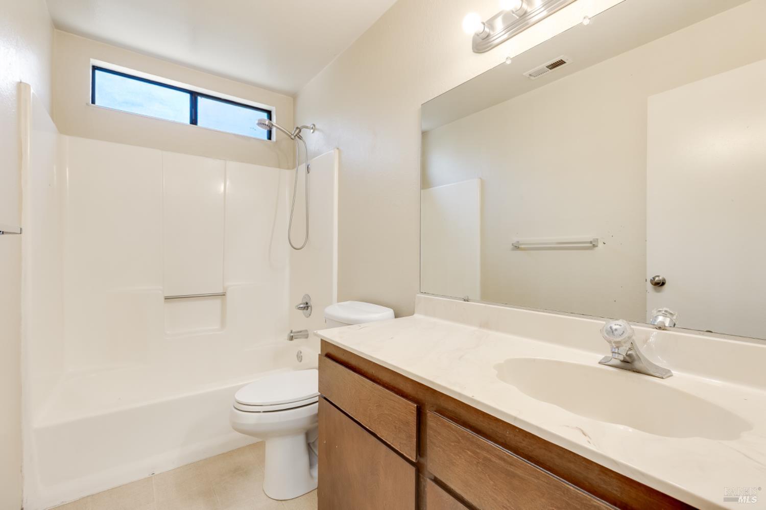 Detail Gallery Image 17 of 40 For 1517 London Cir, Benicia,  CA 94510 - 2 Beds | 2 Baths